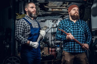 İki acımasız sakallı mekaniği 