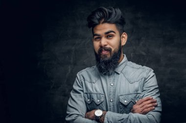 Şık sakallı Hintli adam