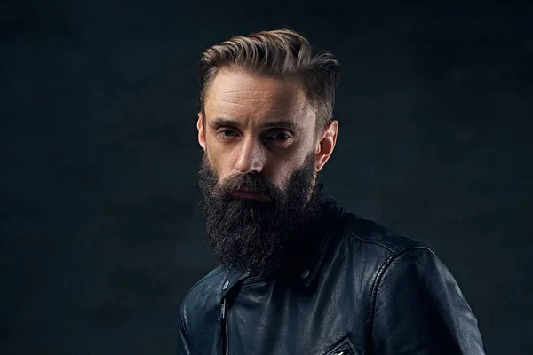 Бородатый мужчина с длинными волосами — стоковое фото