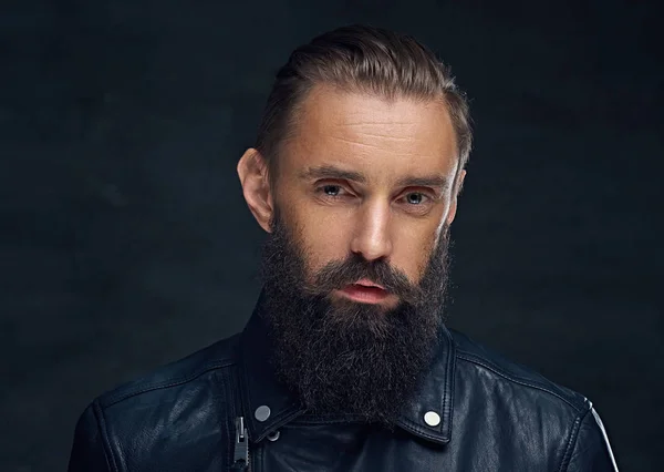 Homme barbu aux cheveux longs — Photo