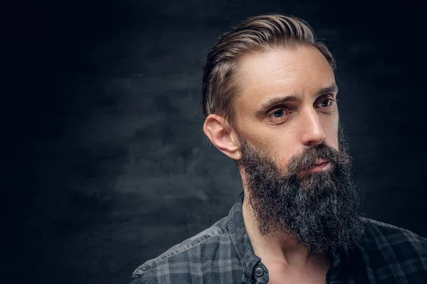 Бородатий чоловік з довгим волоссям — стокове фото