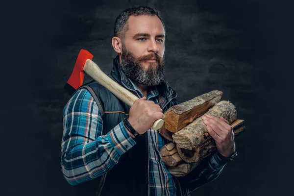 Man holds an ax and firewoods — Stock Photo, Image