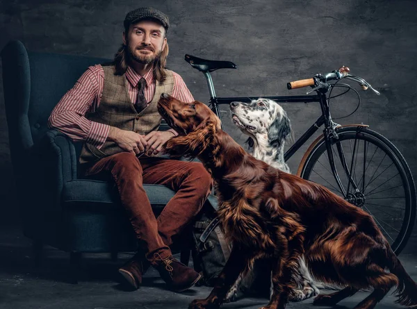 Irland homem posando com cães — Fotografia de Stock