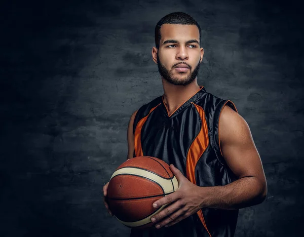 Schwarzer hält einen Basketballkorb — Stockfoto