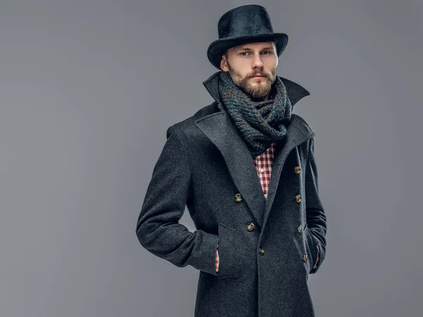 Человек в серой куртке и цилиндрической шляпе — стоковое фото
