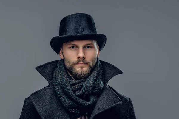 Ember, egy szürke kabátot és egy palack kalap — Stock Fotó