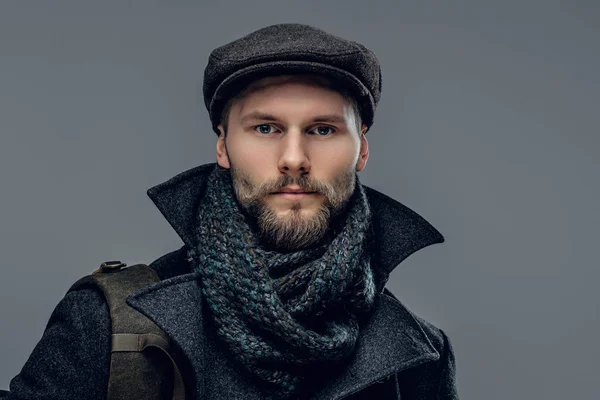 Hombre en una chaqueta caliente y gorra de lana — Foto de Stock