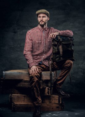 Kırmızı gömlekli bir şık sakallı adam 