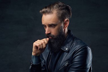 Siyah deri ceketli adamı.