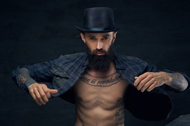 Sakallı erkek dövmeler ile üst şapka