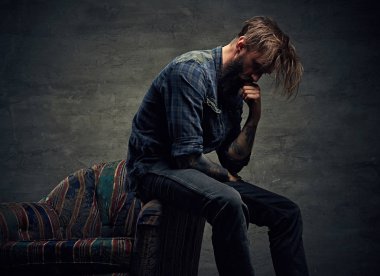 Şık yenilikçi bir sandalyeye poz