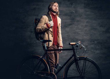 Otantik bisiklet ile poz adam