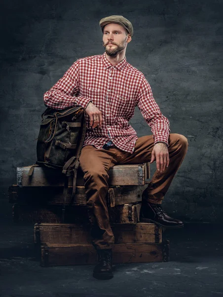 Um homem barbudo elegante em uma camisa vermelha — Fotografia de Stock