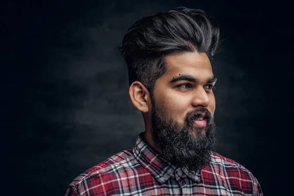 Homem indiano barbudo atraente — Fotografia de Stock