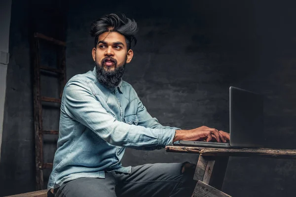 Hintli adam laptop ile çalışma — Stok fotoğraf