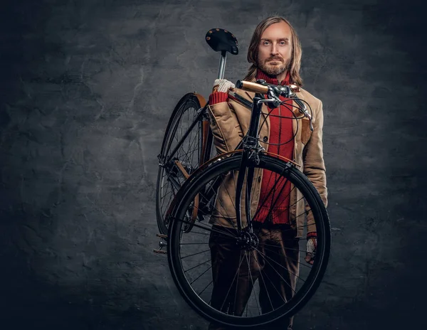 El hombre sostiene la bicicleta en su hombro — Foto de Stock
