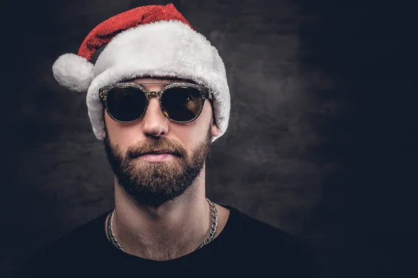 Uomo che indossa il cappello di Babbo Natale . — Foto Stock