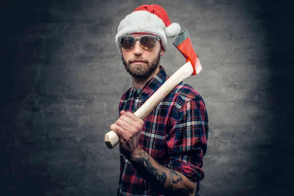 Bärtiger Mann mit Weihnachtsmütze — Stockfoto