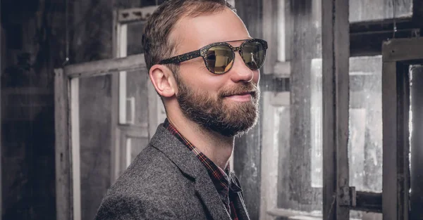 Бородатый мужчина в солнечных очках — стоковое фото