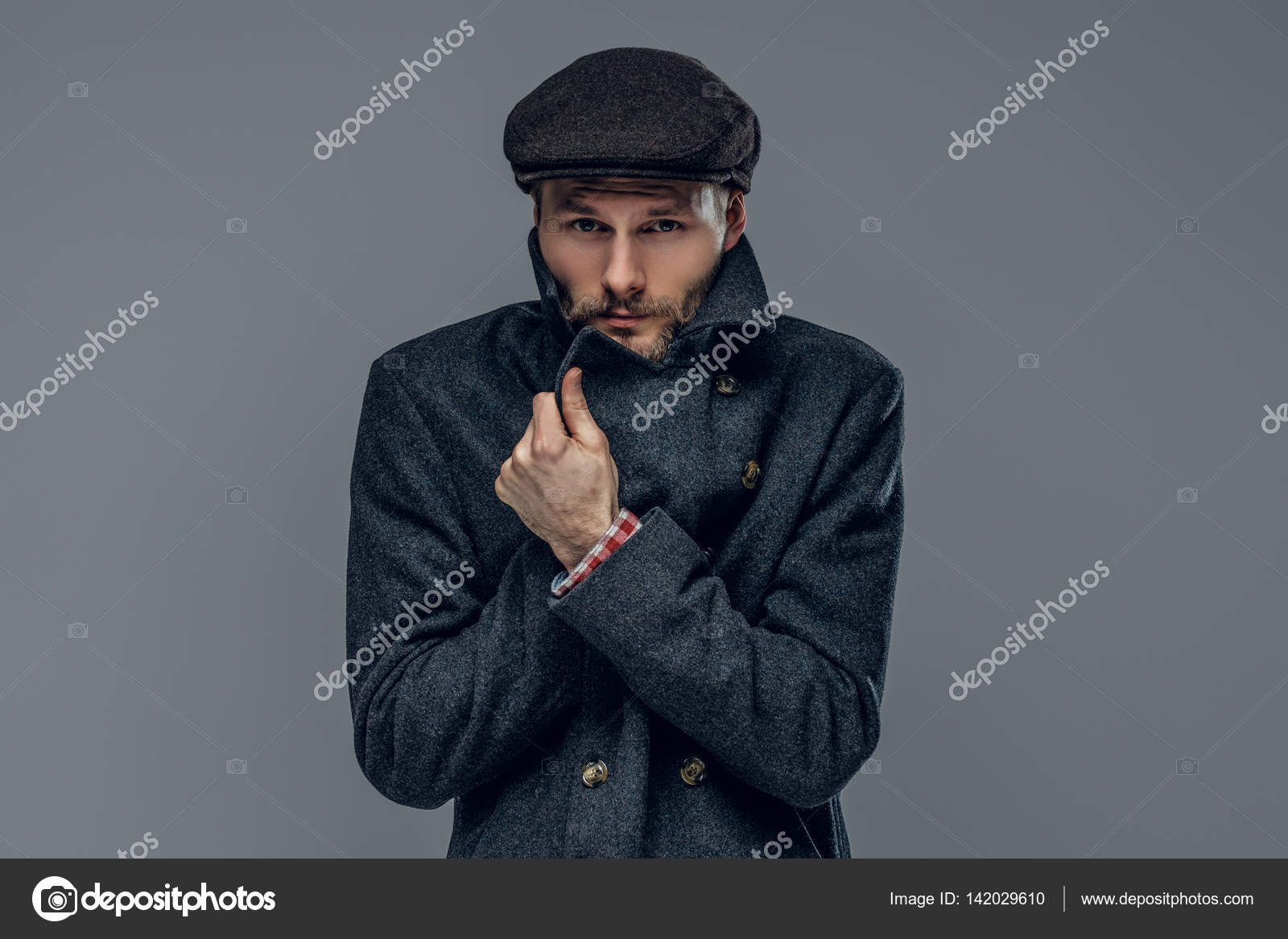 una Hombre una lana de gris en chaqueta gorra y O5FRT5