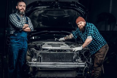 Araba yapıyor mekanik tanı