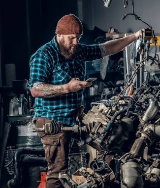 Sakallı adam akıllı telefon kullanma