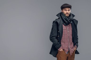 Adam gri bir ceket ve yün kap