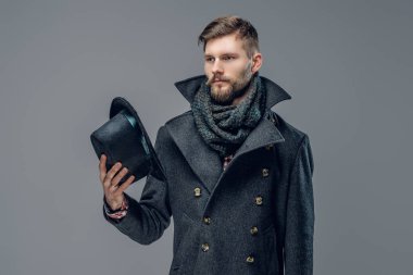 Adam bir silindir şapka tutan