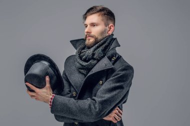 Adam bir silindir şapka tutan