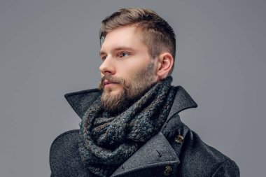 Sakallı adam gri ceket