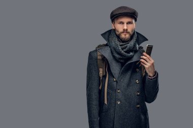 Sakallı adam bir sırt çantası tutar