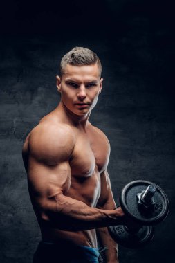 Güneşten adam dumbbell tutar