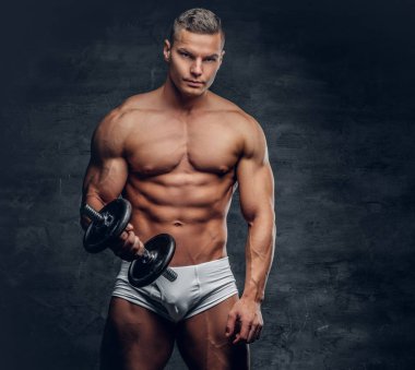 Dumbbell ile güneşten kaslı adam