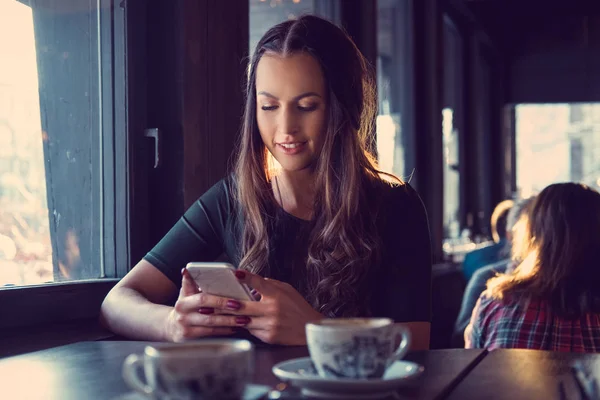 Brunette vrouw texting een Sms — Stockfoto