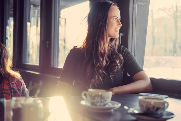 Brunette vrouw in een café — Stockfoto