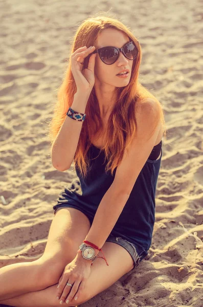 Slanke roodharige vrouw op een strand — Stockfoto