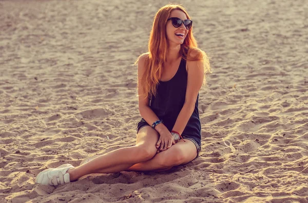 Smukła redhead kobieta na plaży — Zdjęcie stockowe