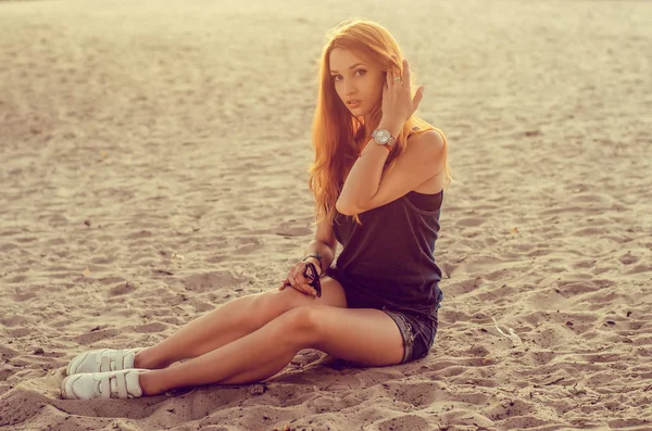 Slim rossa donna su una spiaggia — Foto Stock
