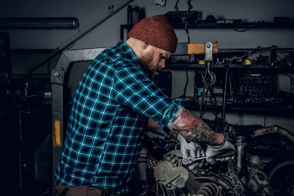 Barbudo reparando el motor del coche —  Fotos de Stock