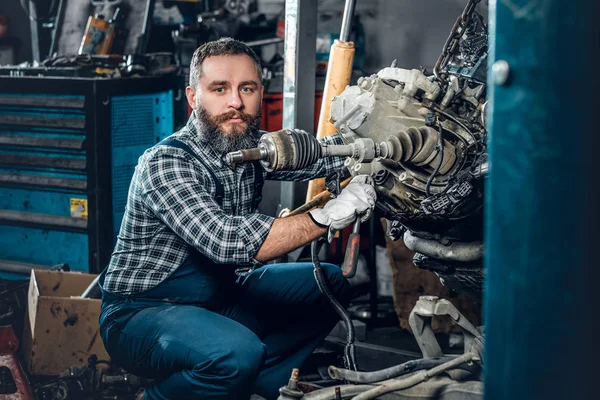 Un hombre reparando el motor del coche . —  Fotos de Stock