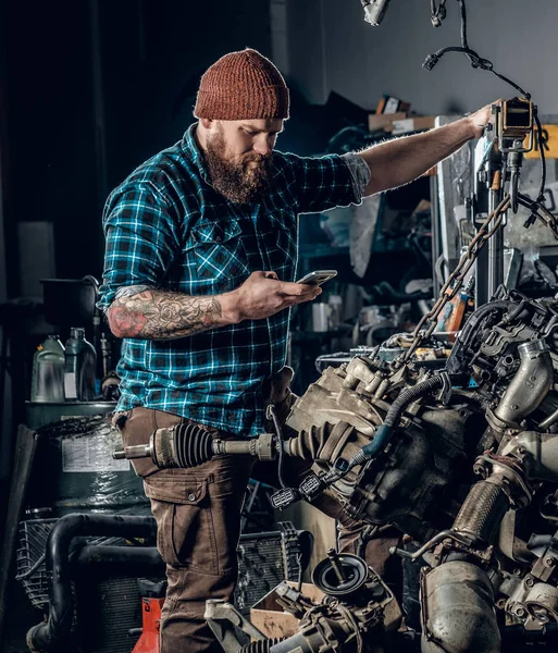 Sakallı adam akıllı telefon kullanma