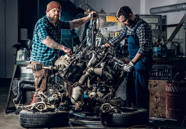 Mecánica de reparación del motor del coche —  Fotos de Stock