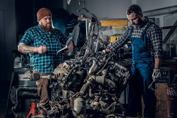 Mecánica de reparación del motor del coche —  Fotos de Stock