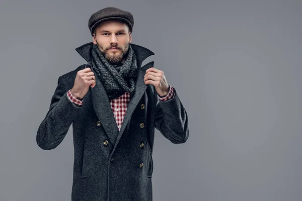 Homem em uma jaqueta cinza e um boné de lã — Fotografia de Stock