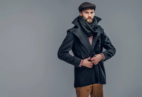 Mann in grauer Jacke und Wollmütze — Stockfoto