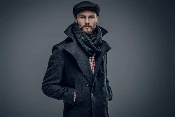 Человек в серой куртке и шерстяной шапке — стоковое фото