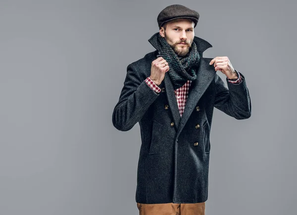 Homem com uma jaqueta cinza e um boné de lã — Fotografia de Stock