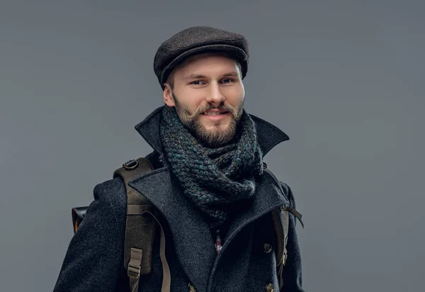 Бородатий чоловік тримає рюкзак — стокове фото