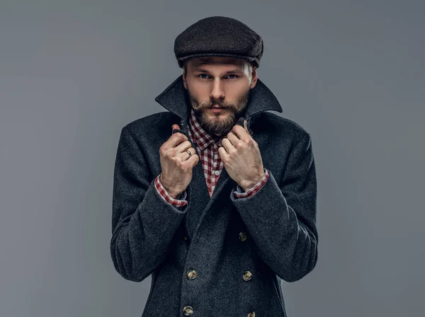 Homme dans une veste grise et une casquette en laine — Photo
