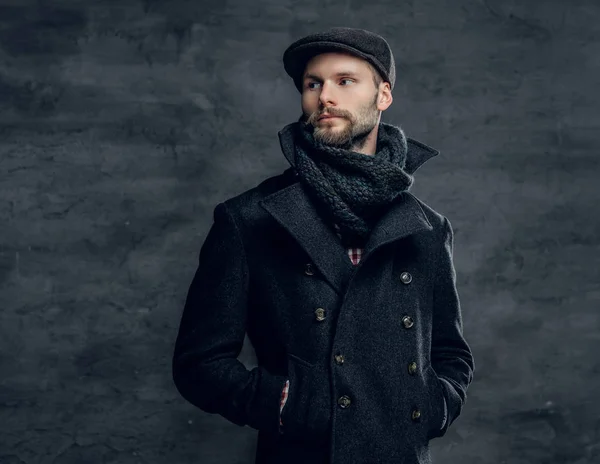 Hombre con chaqueta gris y gorra de lana —  Fotos de Stock